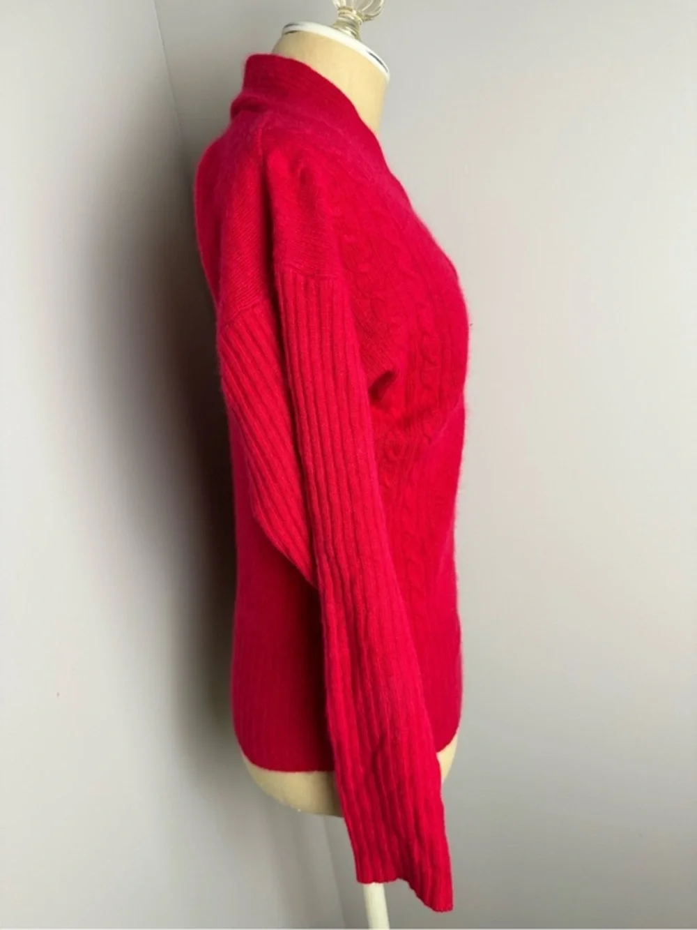 Oscar de la Renta Red V‑Neck Cable Knit Wool Blend Sweater